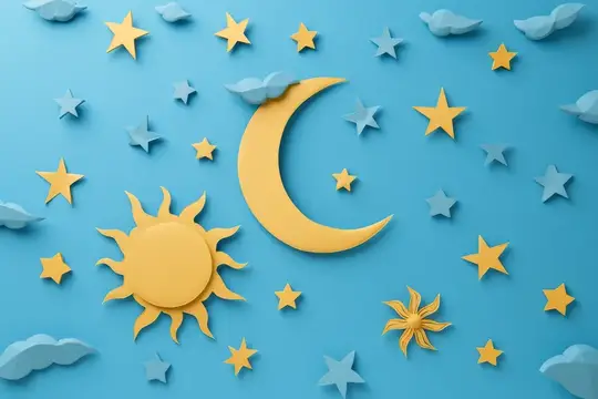 Бумажные солнце, месяц и звезды на голубом фоне