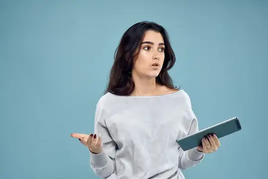 Удивлённая темноволосая девушка с книгой разводит рукой на голубом фоне