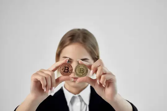 Бизнесвумен держит в руках биткоин-криптовалюту на изолированном фоне