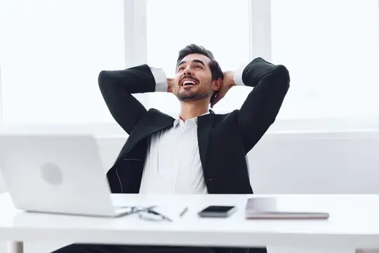 Мужчина делает паузу в работе, мечтая
