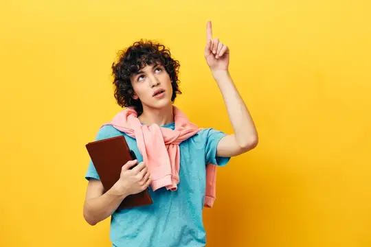 Мужчина с книгой, колледж, обучение, розовая куртка, желтый фон