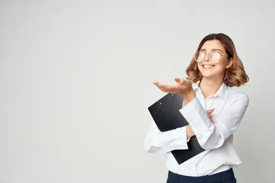 Деловая женщина в очках с папкой в руках, работа с документами