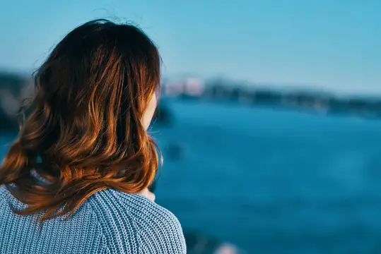 Женщина-туристка, пейзаж, природа, путешествие, отпуск, профессионально