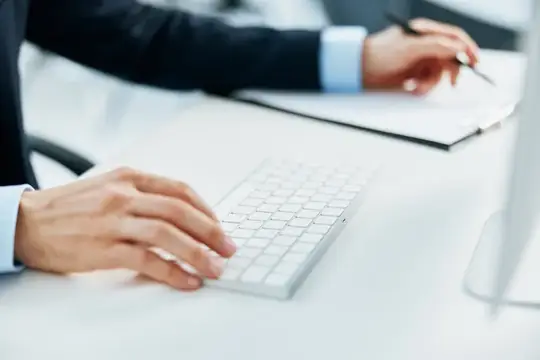 Печатание на клавиатуре на рабочем столе в официальном офисе
