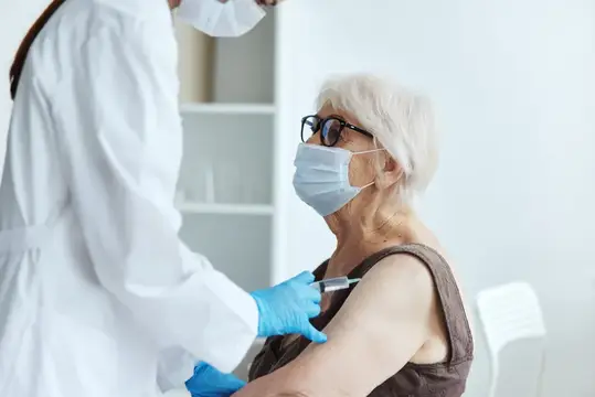 Пациент и врач проводят вакцинацию в больнице, обеспечивая безопасность лечения