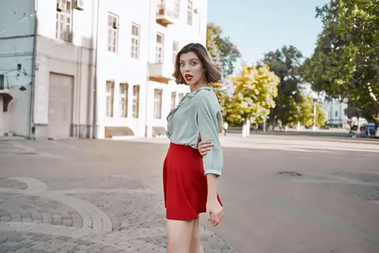 Женщина гуляет по площади на свежем воздухе, отдыхая и весело проводя время