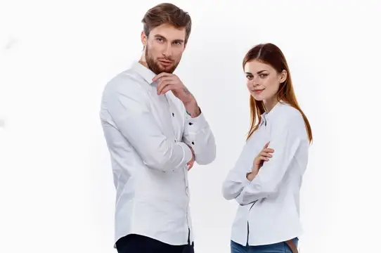 Мужчина и женщина, коллеги по работе, общаются в деловом стиле