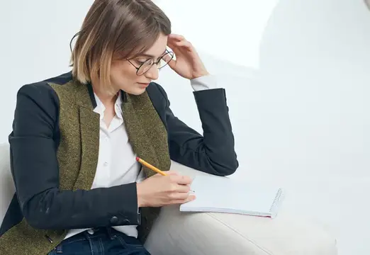 Бизнес-леди сидит на диване и работает менеджером
