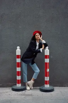 Модная женщина стоит на улице на фоне города и дорожных работ