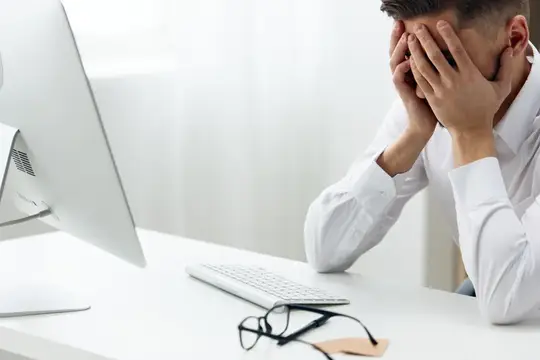 Красивый бизнесмен работает за компьютером в интернете, излучая уверенность и деловой настрой