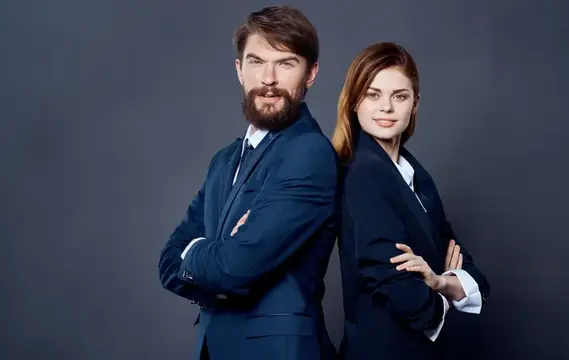 Коллеги по работе общаются в офисе, финансовые менеджеры