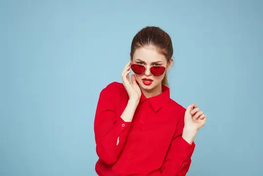 Женщина в темных очках, красные губы, шарм, рубашка, студийная съемка, синий фон
