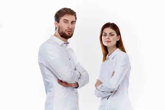 Мужчина с бородой и женщина в белых рубашках со скрещёнными руками