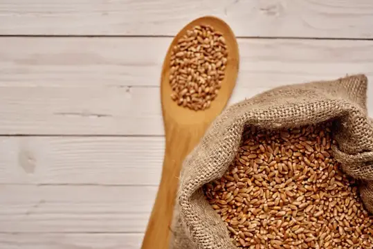 Деревянные кухонные предметы, крупы и продукты на деревянном фоне