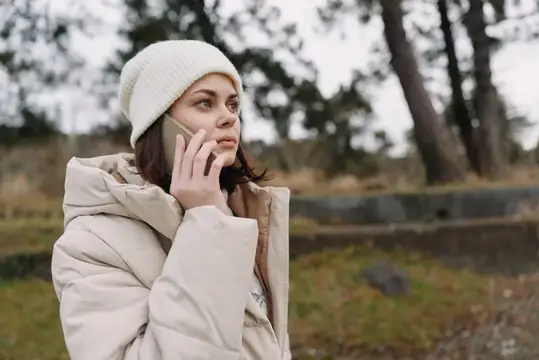 Женщина, телефон, на улице, холодно, зима, пальто, куртка, разговор