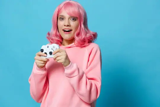 Портрет женщины, играющей в игры с джойстиком