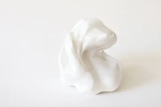 Белая гипсовая скульптура собаки на светлом фоне
