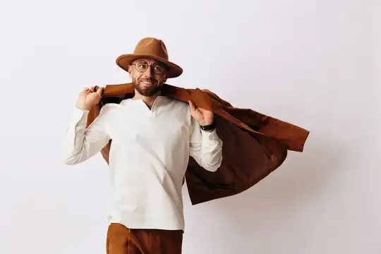 Мужчина с усами на фоне