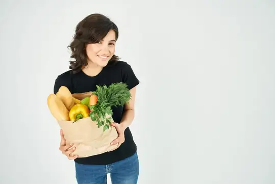Женщина с пакетом продуктов, служба доставки, супермаркет