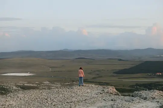 Панорамный вид на долину и горы, путешествие по природе и красоте, живописный обзор величественного горного хребта