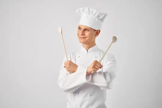 Повар с кухонной утварью, профессиональная работа в ресторане