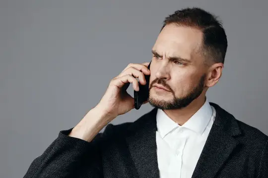 Портрет передает готовность, профессиональный тон и решительное настроение, когда он сообщает важные идеи, что делает это стоковое изображение идеальным для бизнеса, лидерства и работы с аудиторией…