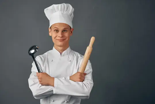 Мужчина-повар с предметами для приготовления пищи, профессионалы на кухне