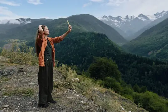 Женщина на открытом воздухе, в горах, походы, пейзаж, путешествия, инклюзивная, аутентичная, одиночная