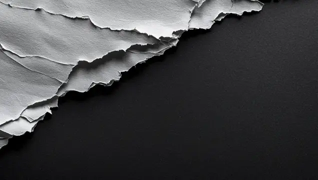 Рваные края белой бумаги на чёрном фоне