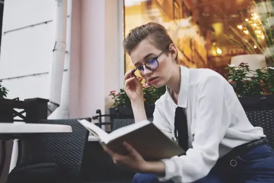 Девушка с книгой в руках читает, образование