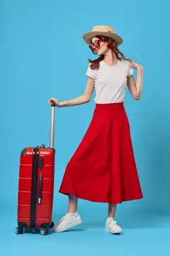 Женщина в красной юбке с багажом отправляется в отпуск, путешествие, на самолёт к месту назначения