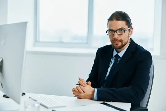Офисный работник, официальное лицо, работает за компьютером, руководитель