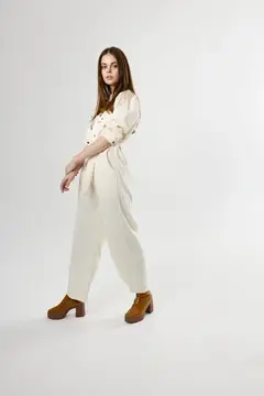 Симпатичная женщина в костюме, модная одежда на изолированном фоне