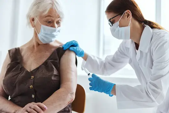 Пациент и врач с COVID-19 паспортом в сфере здравоохранения
