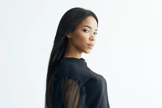 Красивая женщина африканской внешности с косметикой, длинными волосами и шармом