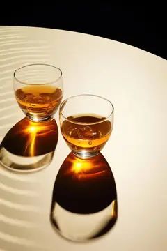 Отражение, паб, роскошь, элегантность, дух, шот, расслабление, золотые бокалы, жидкость, вино, ликер, винтажный, бар, вечеринка, фон, золотистый, бурбон, виски