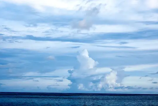 Кучевое облако над спокойной морской гладью