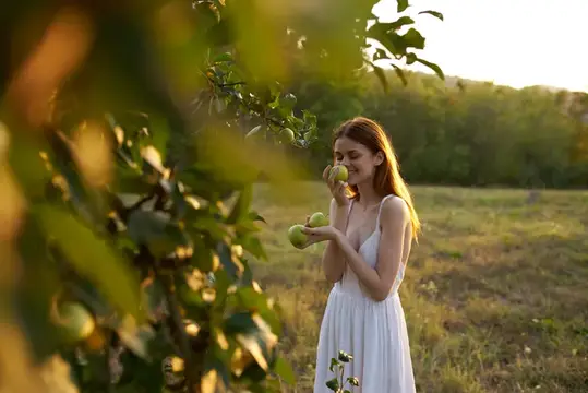 Женщина в белом платье на природе, яблоки, фрукты, образ жизни