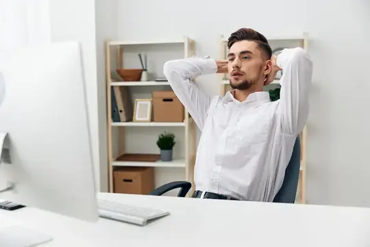 Бизнесмены в белых рубашках в офисе работают с интернет-технологиями