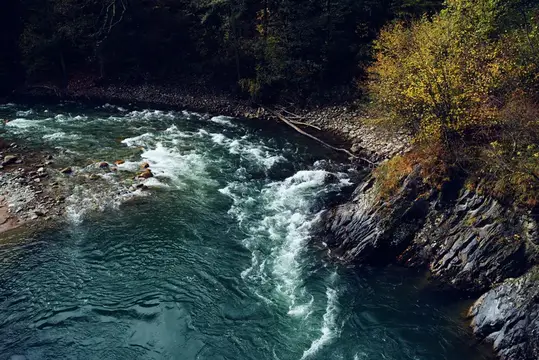 Горы в лесу, осень, река, пейзаж, природа, свежий воздух