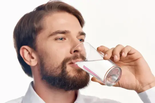 Бородатый мужчина, забота о здоровье, чистая вода на светлом фоне