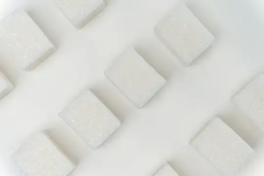 Кубики сахара, глюкоза, ингредиент, калории, энергия на светлом фоне