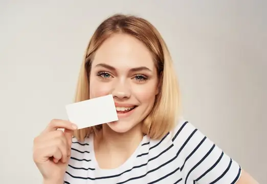 Симпатичная женщина с визитной карточкой в руке
