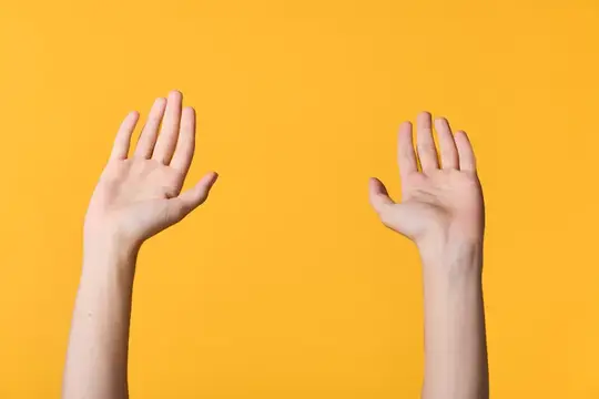 Две поднятые ладони на жёлтом фоне