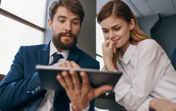 Коллеги по бизнесу за работой, общение, технологии, профессионалы за делом