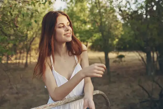 Женщина в белом платье в поле, деревья, природа, прогулка