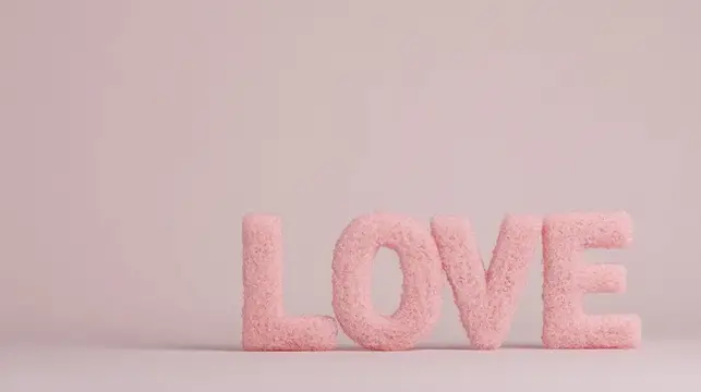 Розовые объёмные буквы LOVE на нежном пастельном фоне