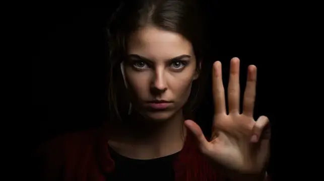 Молодая женщина с ладонью у лица на чёрном фоне