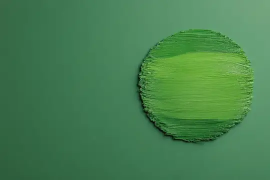 Круглый мазок зелёной краски на зелёном фоне