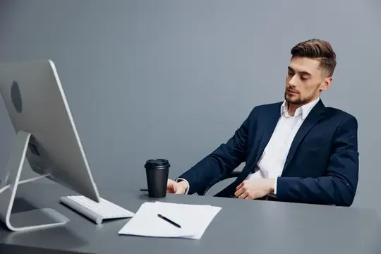 Менеджер пьет кофе, уставший на работе, на столе документы